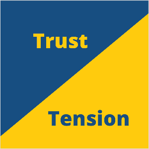 Ovo je kvadratna ilustracija marketinškog koncepta povjerenja i napetosti Setha Godina. Kvadrat je plavi trokut u gornjem lijevom i žuti trokut u donjem desnom dijelu. U plavom trokutu, žuti tekst kaže Trust. U žutom trokutu plavi tekst kaže Tension.