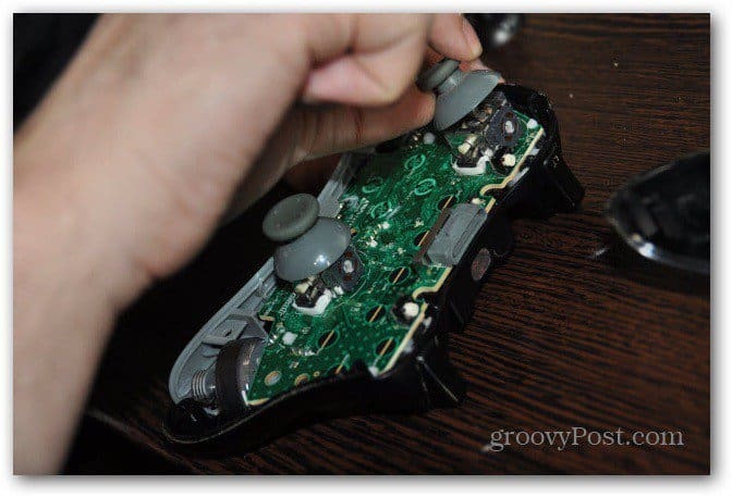 Promijenite Xbox 360 analogne sličice izvadite stare štapove