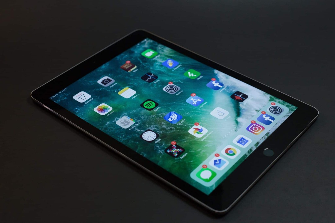 iPad na crnom stolu