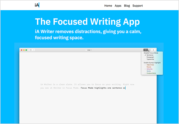 Ova je slika snimka zaslona promotivne stranice za aplikaciju iA Writer. U bijelom zaglavlju na vrhu, iA logotip se pojavljuje s lijeve strane. S desne strane nalaze se sljedeće opcije navigacije: Početna, Aplikacije, Blog, Podrška. Zatim su na jarko plavoj pozadini detalji o aplikaciji. Sljedeći bijeli tekst pojavit će se na plavoj pozadini: „Aplikacija usredotočenog pisanja iA Writer uklanja odvraća pažnju, pružajući vam smiren, usredotočen prostor za pisanje. " Ispod ovog teksta nalazi se video zapis nekoga tko tipka pomoću aplikacija iA Writer. U gornjem lijevom dijelu sučelja nalazi se izbornik opcija za način fokusiranja aplikacije.