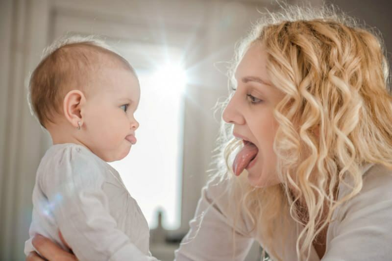 Zašto se jezik veže u dojenčadi? Simptomi vezivanja jezika u dojenčadi