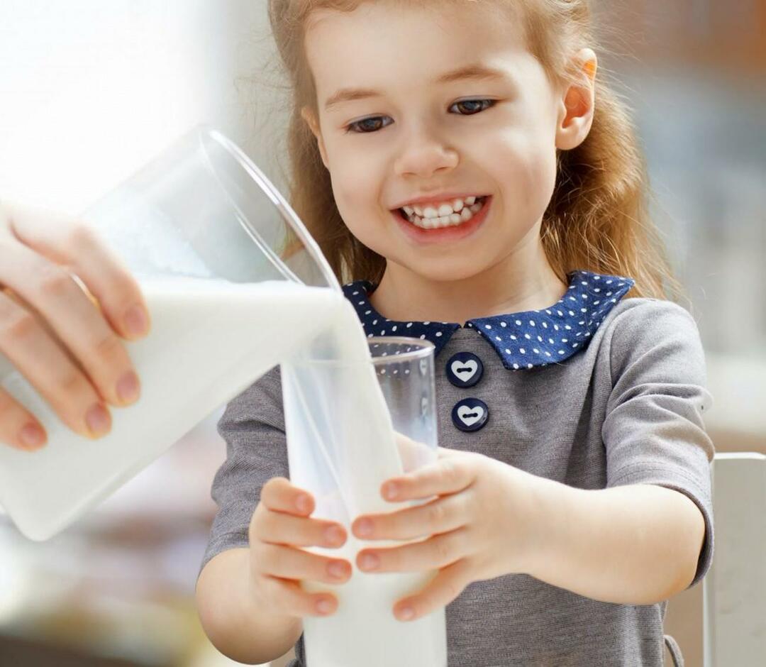 dijete koje pije mlijeko
