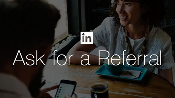  LinkedIn olakšava tražiteljima posla traženje preporuke od prijatelja ili kolege pomoću novog LinkedInovog gumba Zatraži preporuku.