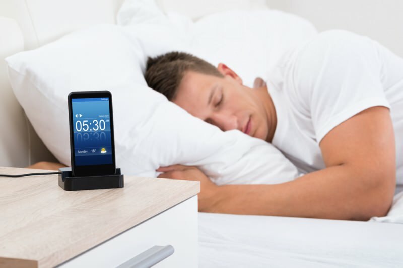 Spavanje u blizini mobitela uzrokuje ozbiljne bolesti