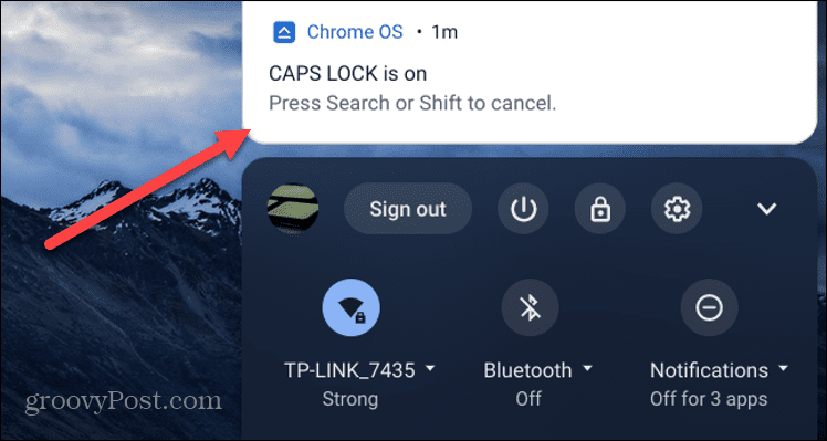 Chromebook s omogućenim Caps Lockom