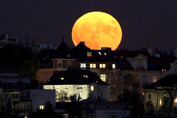 Ako se super Mjesec nalazi u blizini zemlje, površina Mjeseca postaje crvena