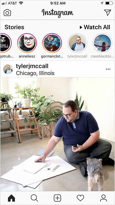 Tyler J. McCall je primijetio da čini se da algoritam Instagrama prikazuje više sadržaja računa u feedu ako gledate ili komunicirate s Instagram pričom računa i obrnuto. Korisnikov početni zaslon na Instagramu prikazuje objavu Tylera nakon što je korisnik pogledao njegovu priču. Slika feeda na Instagramu prikazuje Tylera kako sjedi na podu s velikim listovima bijelog papira i bilježnicom. Mali crno-preplanuli pas suočava se s Tylerom. Mnogo zelenih biljaka na ljestvama je u drugom planu.