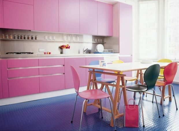 ružičasto plavi ukras kuhinje