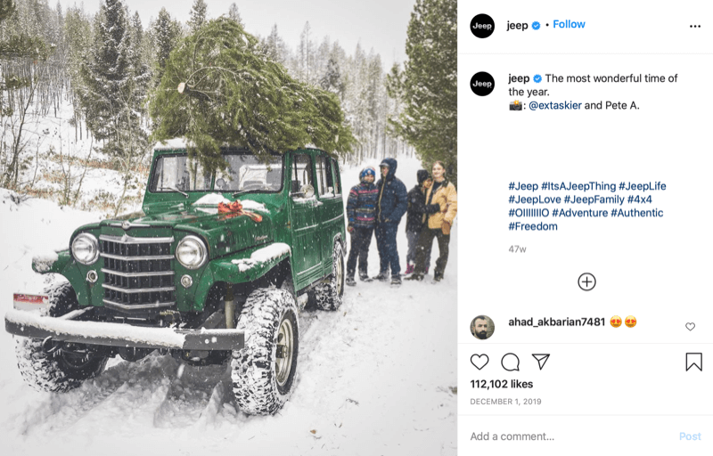 instagram post s @jeep koji prikazuje obitelj na kraju lova na božićno drvce s drvetom na vrhu svog džipa, duboko u snijegu i zemlji drveća