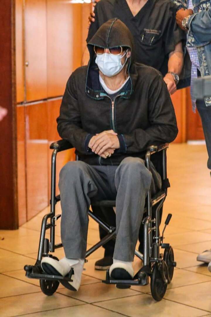 Brad Pitt izlazi iz invalidskih kolica 