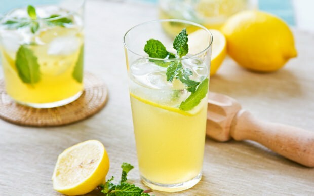 Što se događa ako pijemo redoviti limunov sok?