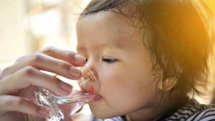 Kako vodu treba davati bebama? Smije li se bebama mlađim od šest mjeseci davati voda?