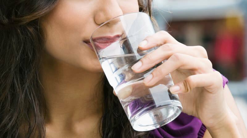 Je li štetno piti vodu između obroka?