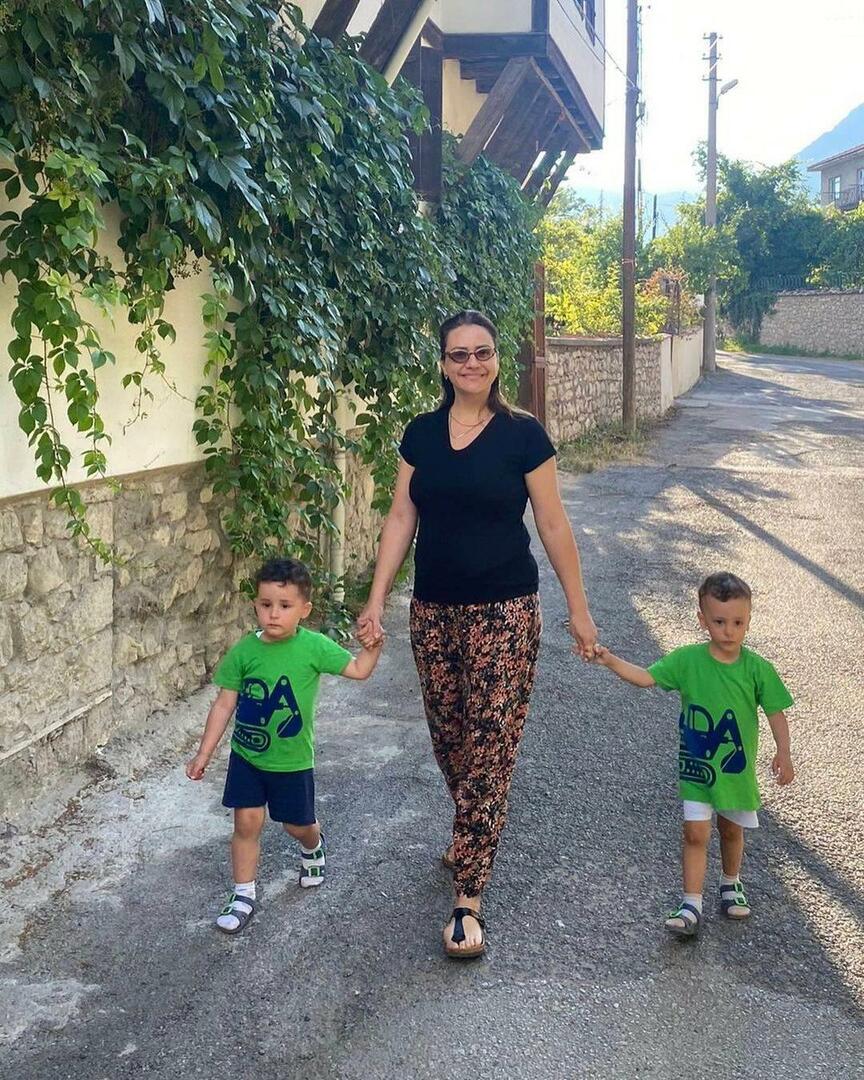 Ezgi Sertel na odmoru sa sinovima