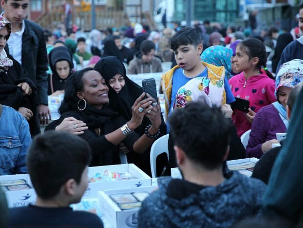 Muslimanska pjevačica Della Miles napravila je svoj iftar u Istanbulu