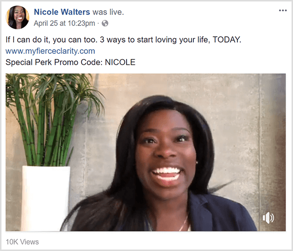 Nicole Walters dijeli video uživo na Facebooku koji promovira svoj tečaj Žestoka jasnoća. Pojavljuje se u poslovnoj odjeći ispred neutralnog zida i visoke biljke bambusa u bijeloj žardinjeri.