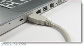 priključite USB kabel s telefona na port računala