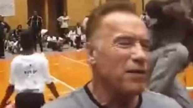 Arnold Schwarzenegger udarac