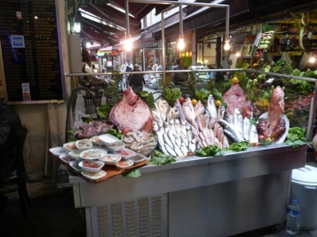 Prodajna mjesta svježe i ekonomične ribe u Istanbulu