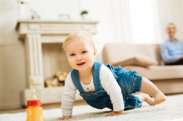 Kako se bebe lako provode? Zašto bebe kasno hodaju? Znakovi hoda u dojenčadi