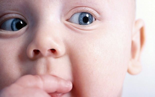Zašto se pomicanje očiju kod beba?