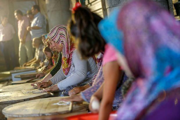 70 žena iz Antalije pravi palačinke prodajući palačinke