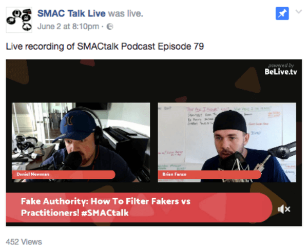 Suvoditelji Daniel Newsman i Brian Fanzo lako se izvještavaju o svojoj emisiji SMACtalk uživo.