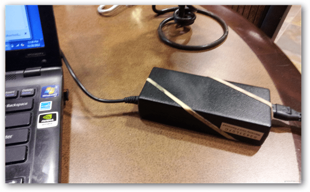Čuvajte napajanje prijenosnog računala od klizanja van radnog stola gumenom vrpcom