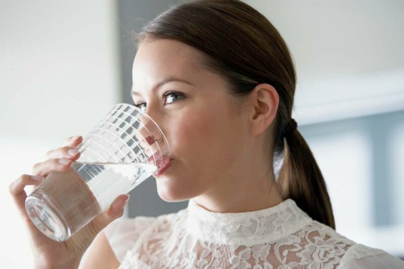 potrošnja vode omogućuje uklanjanje virusa u organizmu iz tijela u kratkom vremenu