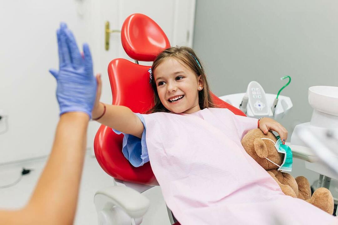 Kada djeca trebaju dobiti stomatološku njegu? Kakva bi trebala biti stomatološka skrb za djecu koja idu u školu?