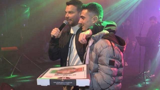 Sinan Akçıl pjevao pizzu za koncert! Svojim fanovima ispunio je san...