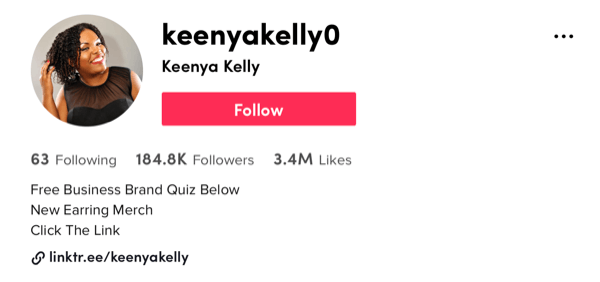 primjer snimke zaslona profila @ keenyakelly0 tiktok koji prikazuje 184,8 tisuća sljedbenika i 3,4 milijuna sviđanja, zajedno s opis koji nudi besplatni kviz, novu robu s naušnicama i poziv na akciju da kliknete njezin profil linktr.ee veza