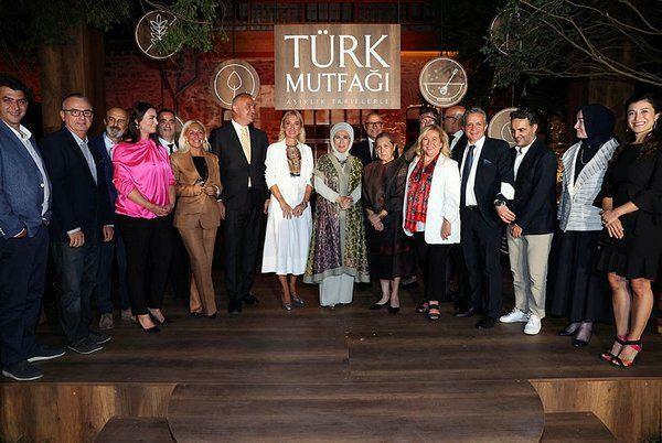 Objavljeno je pod nadzorom Emine Erdogan! Knjiga turske kuhinje sa stoljetnim receptima u 2 ogranka...