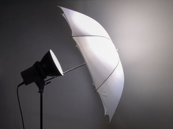 Kišobran za fotografije pomaže stvoriti nježno, laskavo svjetlo za vaše videozapise.