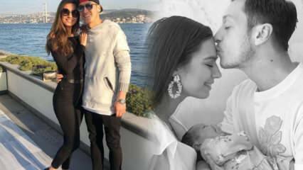 Amine Gülşe i Mesut Özil bračni su par sa svojom kćeri Edom na odmoru u Çeşmeu
