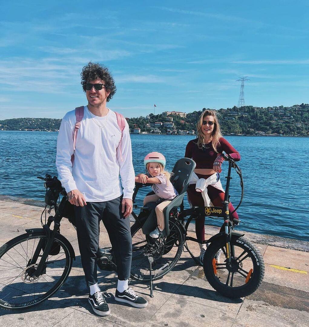 Užitak vožnje biciklom od Müge Boz i njenog supruga Canera Erdeniza!