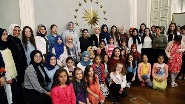 Po pozivu prve dame Erdoğan, 8 ministarstava poduzelo je akciju za djecu!