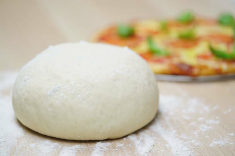 Kako se izrađuje tijesto za pizzu? Trik u izradi originalnog tijesta za pizzu