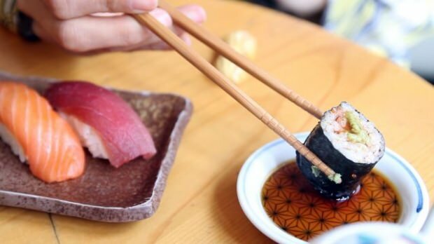 Kako jesti sushi? Kako napraviti sushi kod kuće? Koji su trikovi sushija?