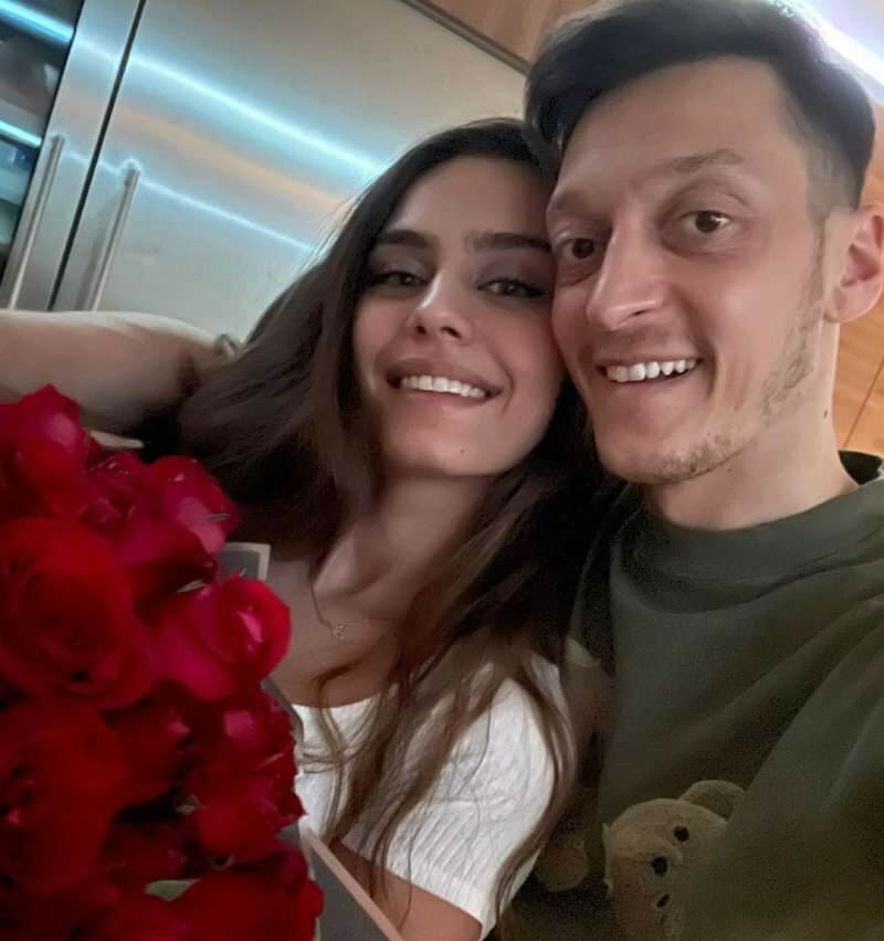 Romantična poruka Mesuta Özila svojoj supruzi Amine Gülşe: "Jer ste uvijek sa mnom ..."