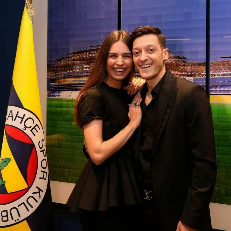 Amine Gülşe proslavila je dan oca svog supruga Mesuta Özila