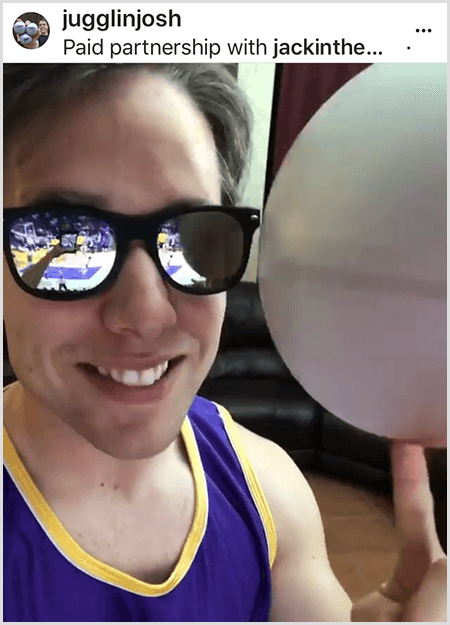 Josh Horton objavio je fotografiju za kampanju s Jackom u kutiji i LA Lakersima. Josh nosi sunčane naočale s ogledalom i dres Lakersa i smiješi se u kameru dok vrti loptu.