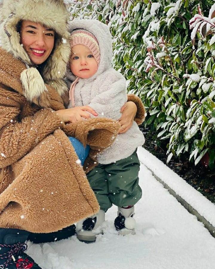 Snježna poza s kćerkom Leylom od glumice Seda Bakan!