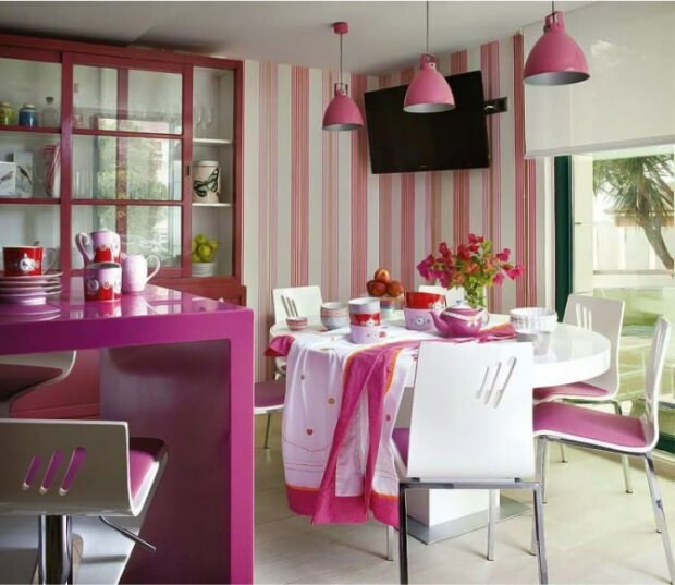 ružičasti kuhinjski pribor