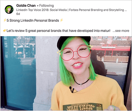 Ovo je snimka zaslona kako Goldie Chan dijeli videozapis s jasnim prijenosom. Tekst iznad videozapisa kaže “5 jakih LinkedIn osobnih marki Pregledajmo 5 sjajnih osobnih marki koje su se razvile u zrelost.. vidi više". Na video slici Goldie se pojavljuje od prsa prema gore. Ona je Azijka sa zelenom kosom. Nosi se šminkom, crnom ogrlicom od davnina i žutom košuljom. Video filtar izgleda kao da nosi crvene naočale skicirane markerom.