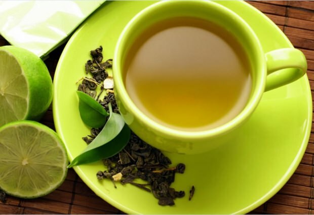 Lako oslabljena smjesa zelenog čaja i mineralne vode