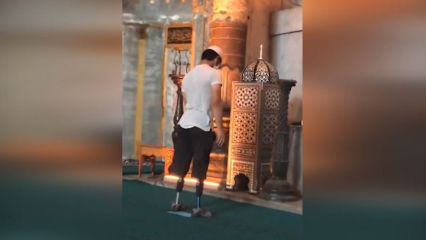 Mladić se molivši protetskim nogama u džamiji Aja Sofije!