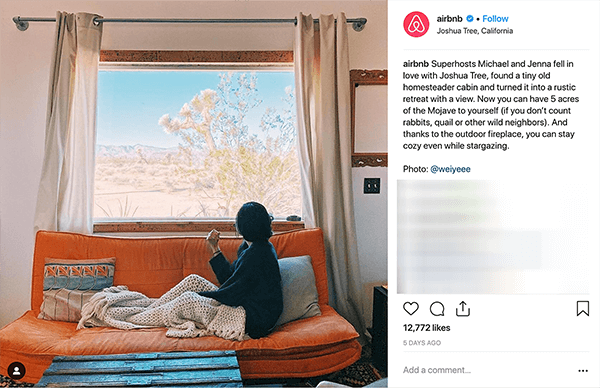 Ovo je snimka zaslona Instagram objave iz Airbnb-a. Priča priču o paru koji ugošćuje ljude u svom domu putem Airbnb-a. Na fotografiji netko sjedi na narančastom kauču ispod bež pletene deke i gleda kroz prozor pustinjski krajolik. Melissa Cassera kaže da su ove priče primjer poslovanja koji koristi prevladavanje čudovišne radnje u svom marketingu na društvenim mrežama.