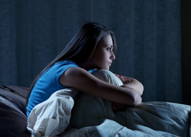 Prekomjerni umor i stres tijekom dana uzrokuju buđenje noću i nesanicu sljedeći dan