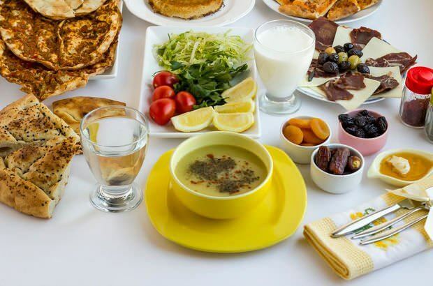 U obrocima s iftarom trebala bi biti juha. Juha omekšava organe bez vode.